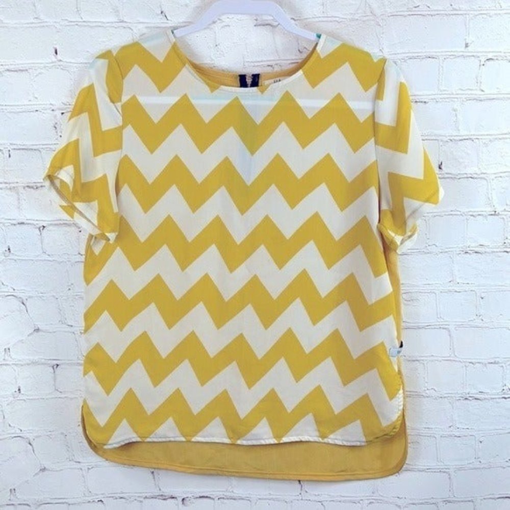 BAYO Chevron Print Top Semi Sheer Short Sleeve Round Hem White Yellow Medium